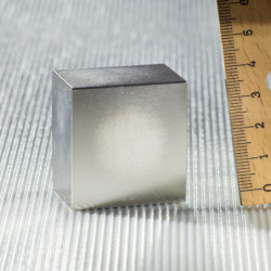 Неодимов магнит куб 25x38x40 N 80 °C, VMM4-N35